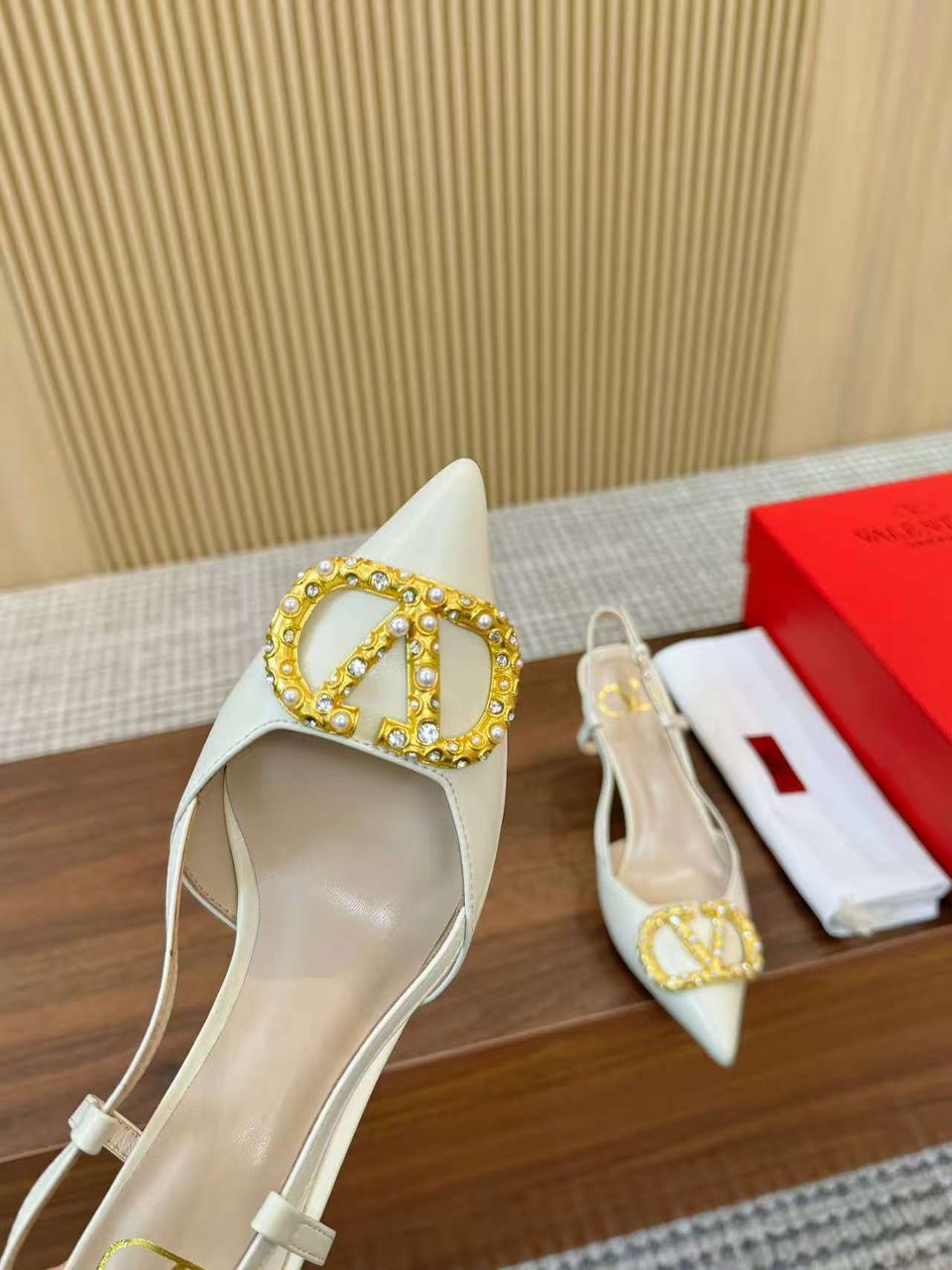 Valentino Garavani VLogo Signature Slingback Pump White Ferragens Douradas