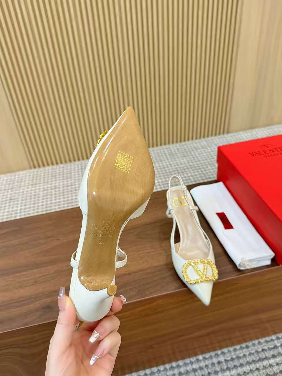Valentino Garavani VLogo Signature Slingback Pump White Ferragens Douradas