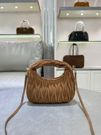 Bolsa Miu Miu Wander Matelassé Suede Hobo Bag