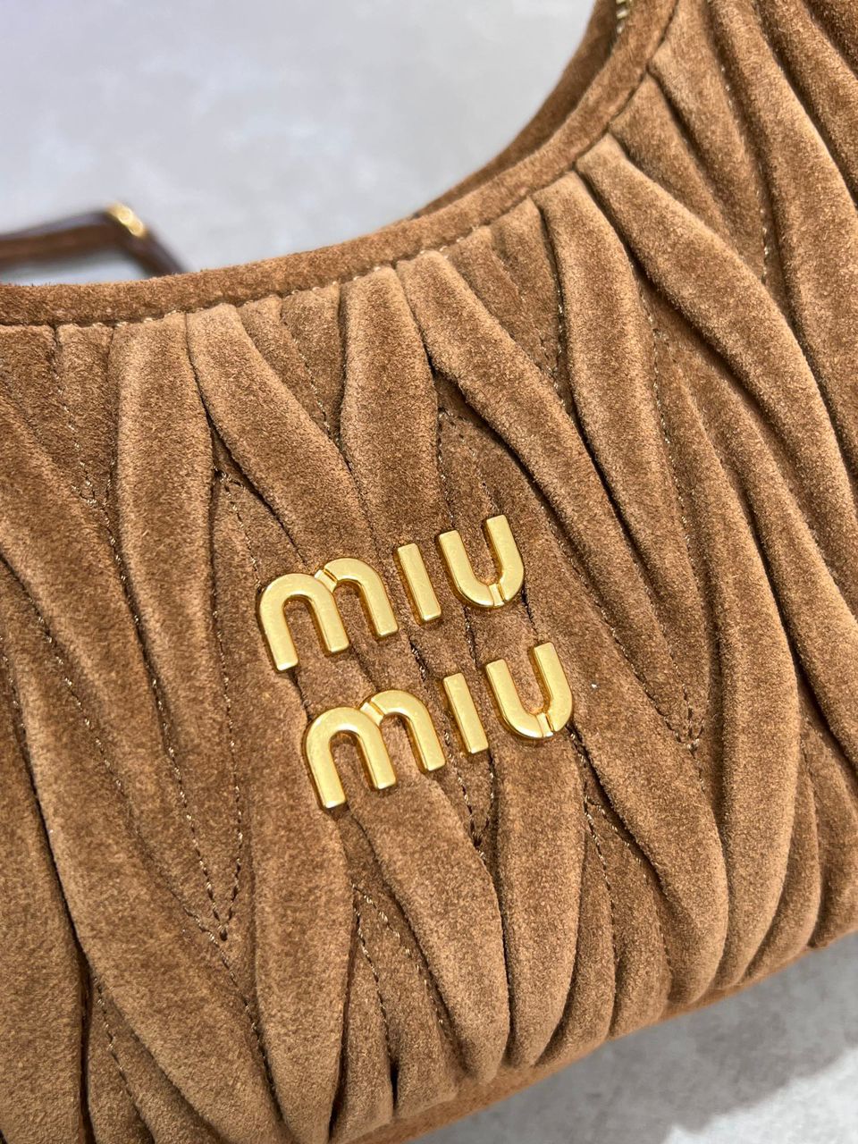 Bolsa Miu Miu Wander Matelassé Suede Hobo Bag