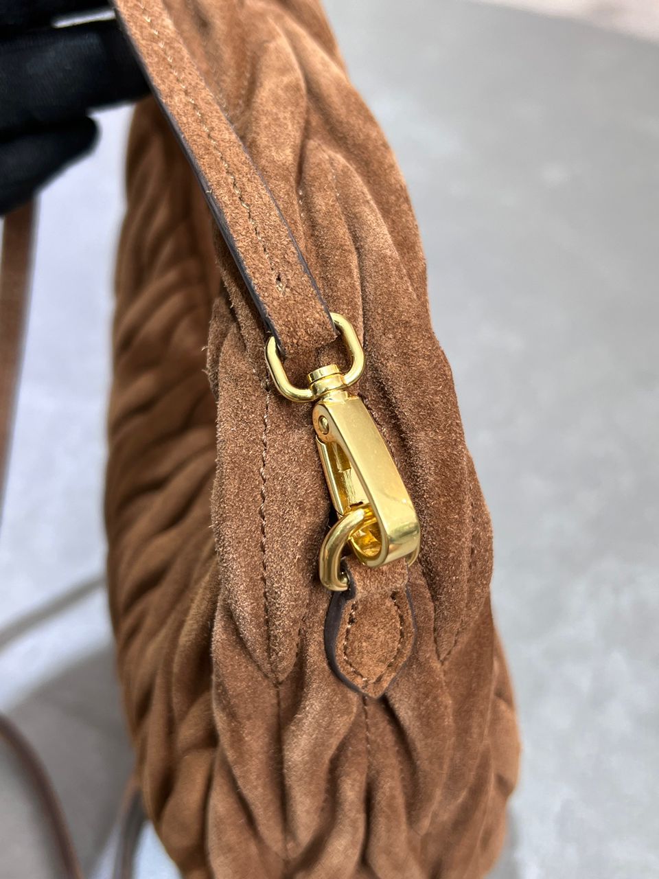 Bolsa Miu Miu Wander Matelassé Suede Hobo Bag