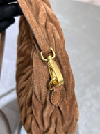Bolsa Miu Miu Wander Matelassé Suede Hobo Bag