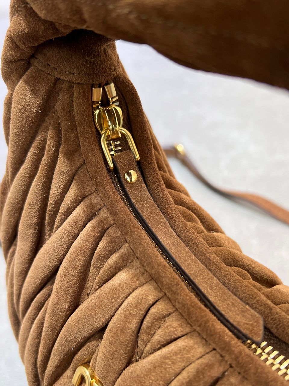 Bolsa Miu Miu Wander Matelassé Suede Hobo Bag