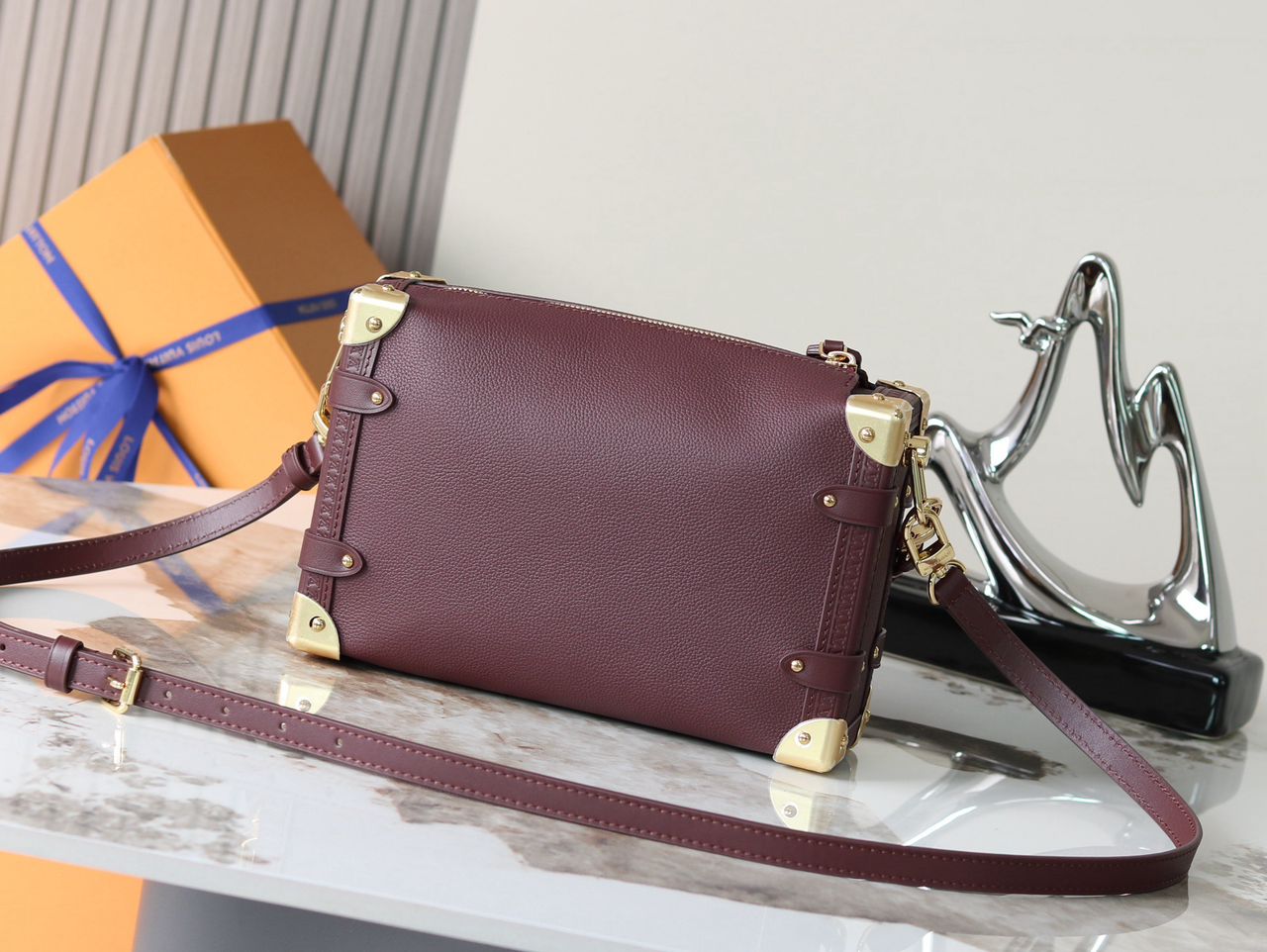 Louis Vuitton Side Trunk Wine .