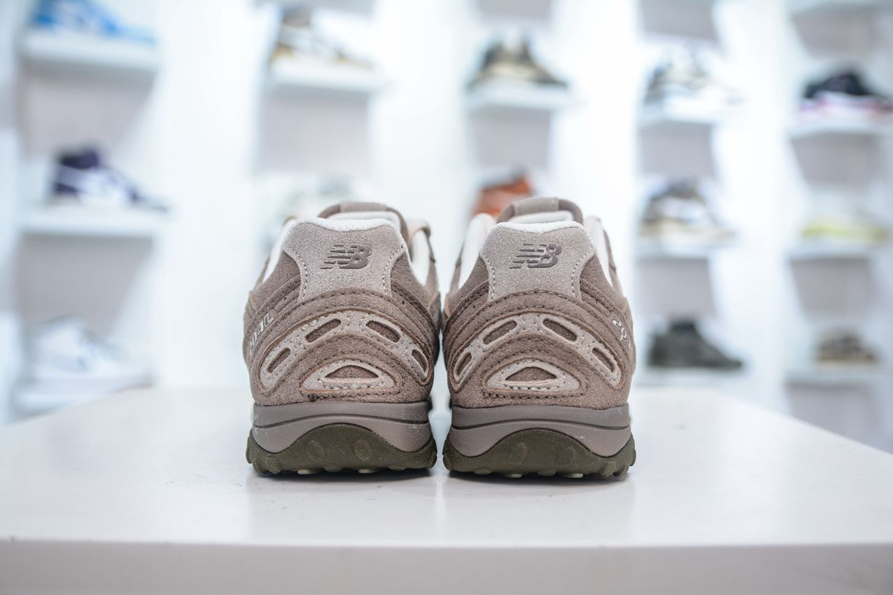 New Balance 204L Mushroom Arid Stone.