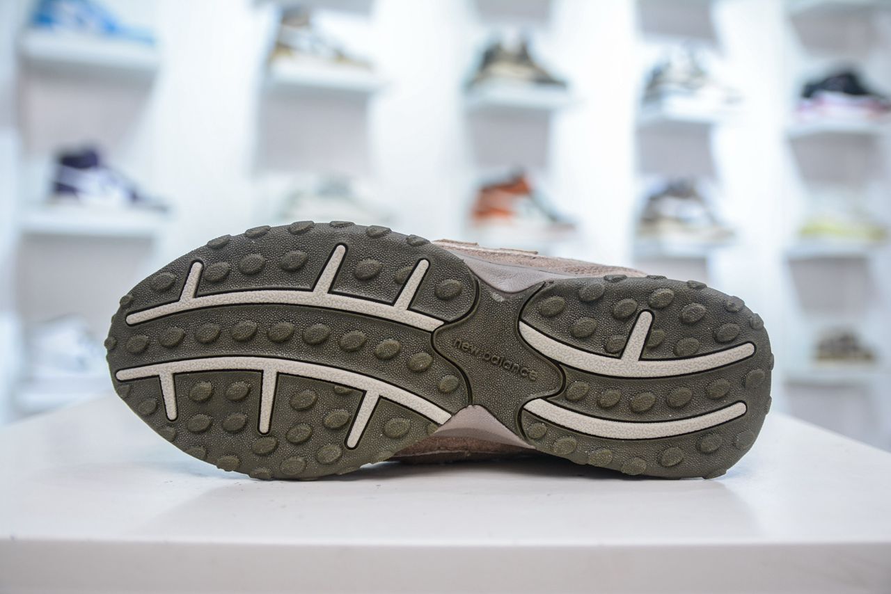 New Balance 204L Mushroom Arid Stone.