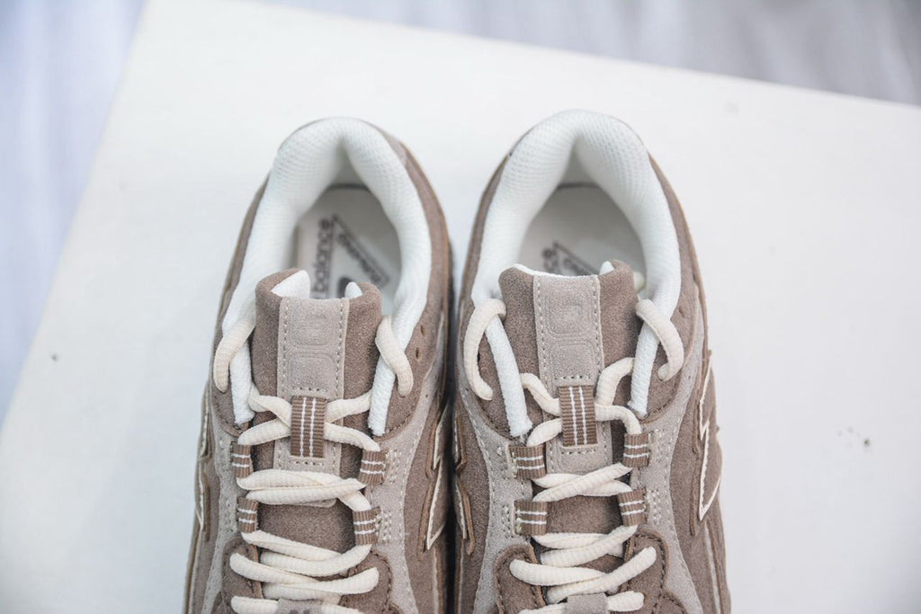 New Balance 204L Mushroom Arid Stone.
