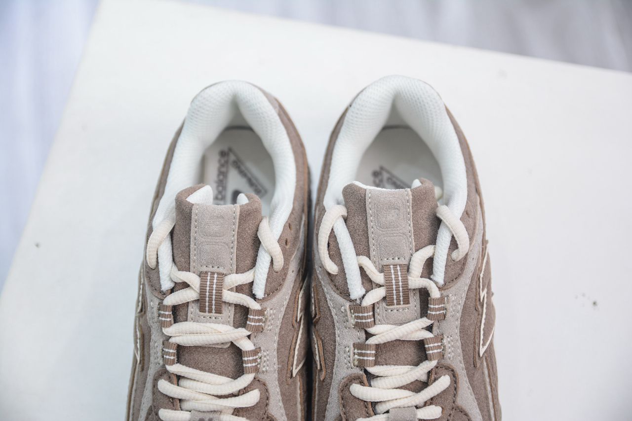 New Balance 204L Mushroom Arid Stone.