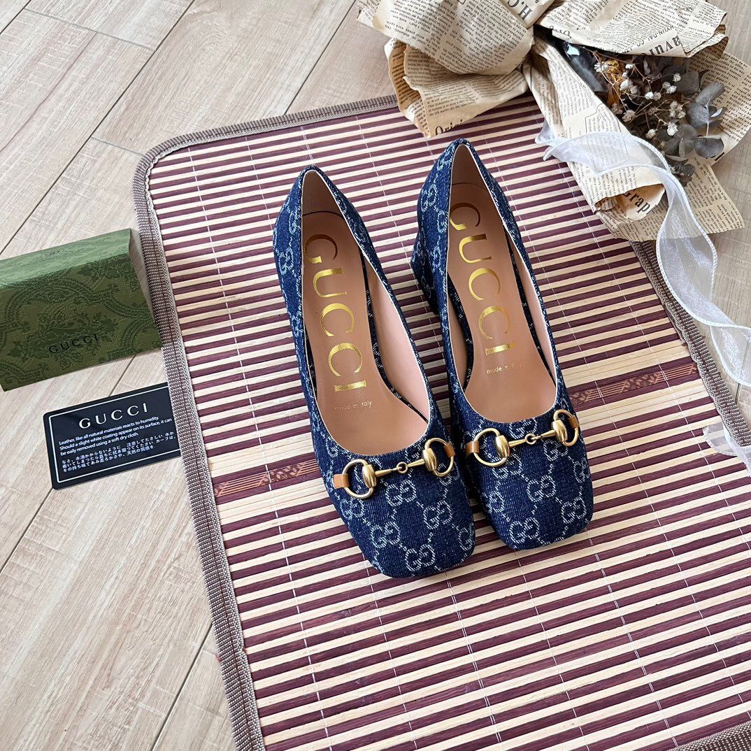 Gucci Horsebit Pump GG Canvas Azul .