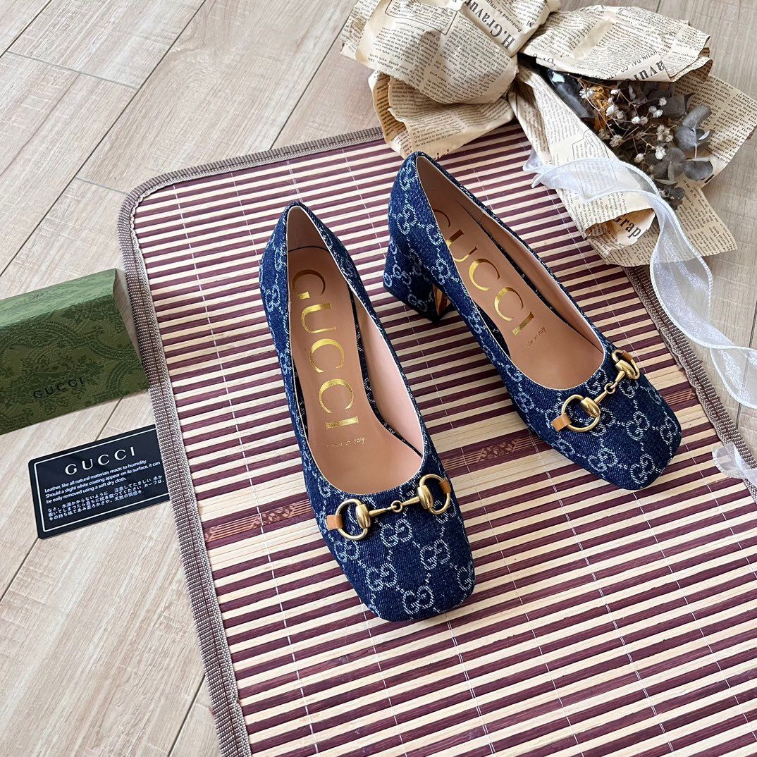 Gucci Horsebit Pump GG Canvas Azul .