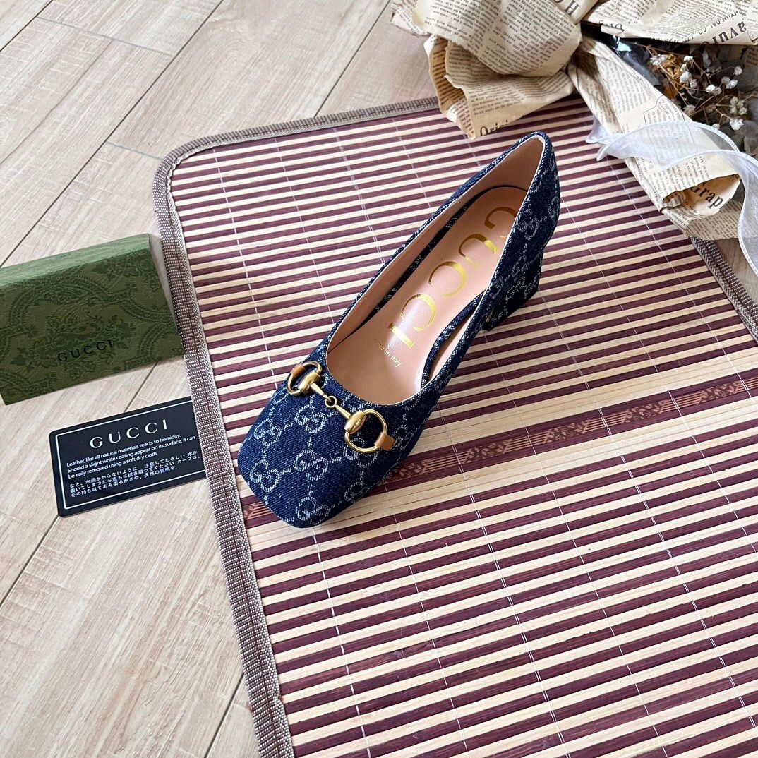 Gucci Horsebit Pump GG Canvas Azul .