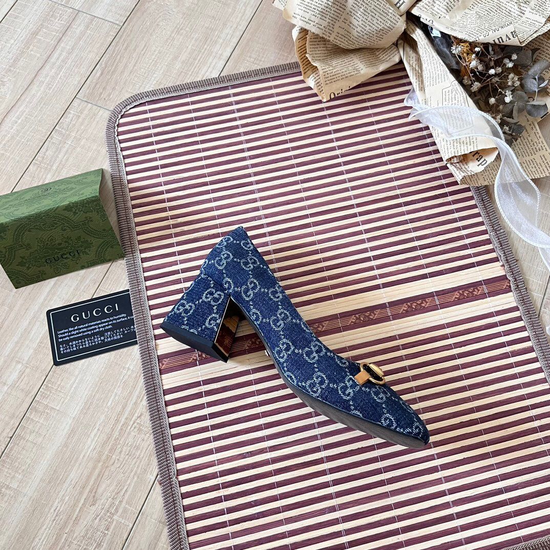 Gucci Horsebit Pump GG Canvas Azul .