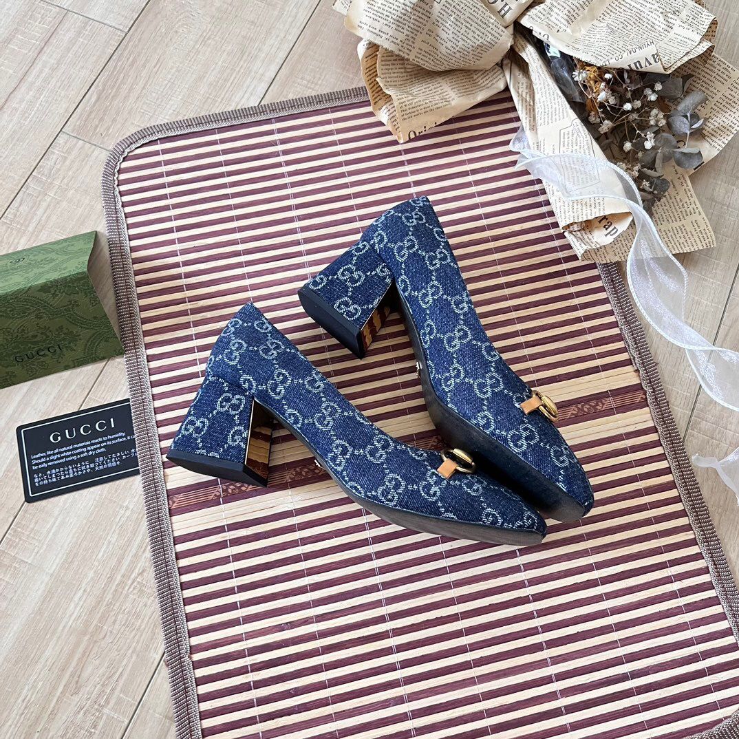 Gucci Horsebit Pump GG Canvas Azul .