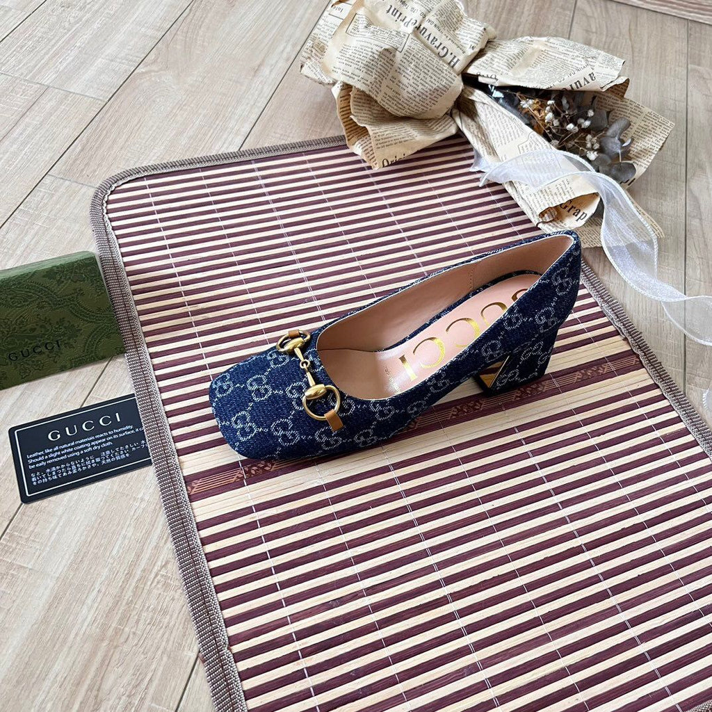 Gucci Horsebit Pump GG Canvas Azul .