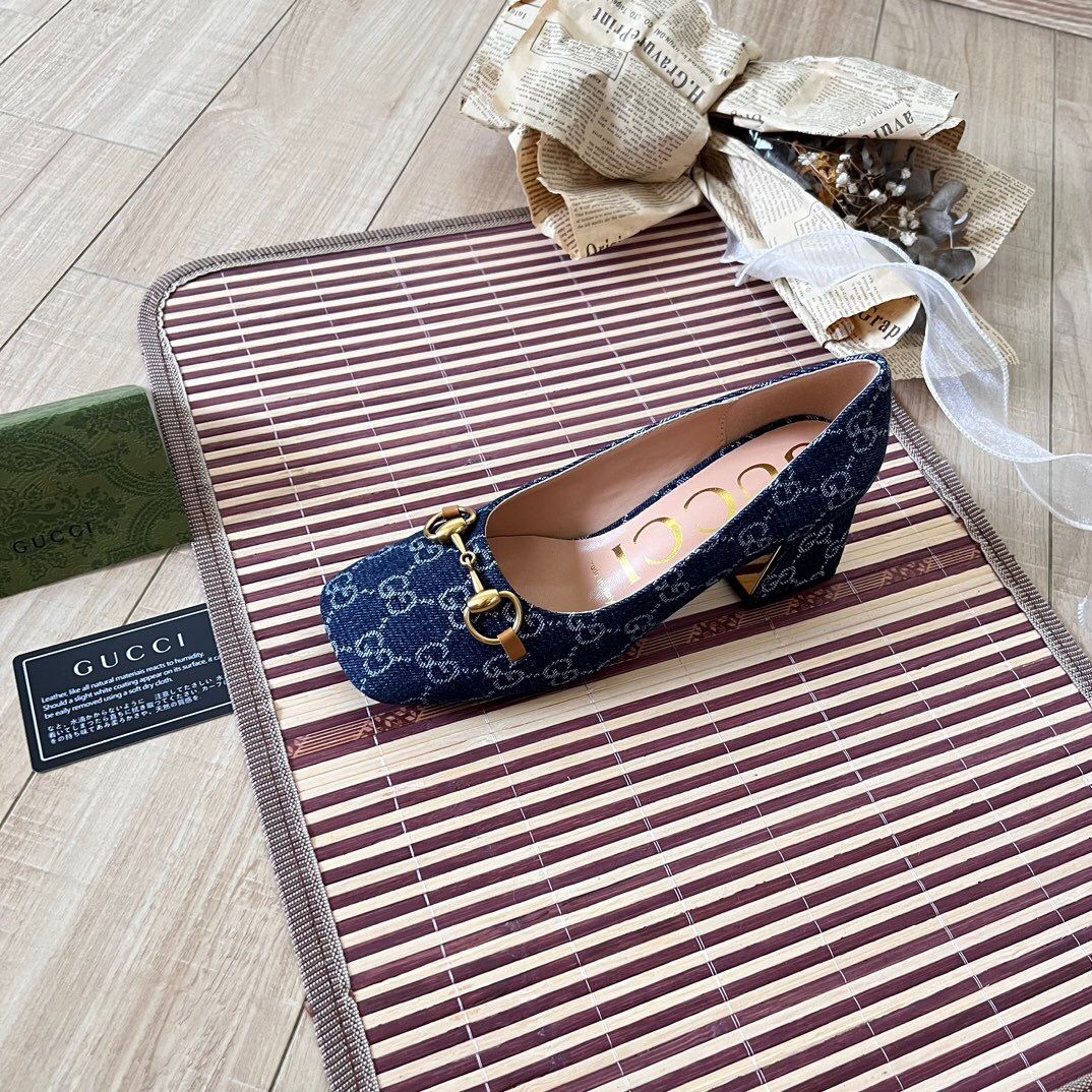 Gucci Horsebit Pump GG Canvas Azul .