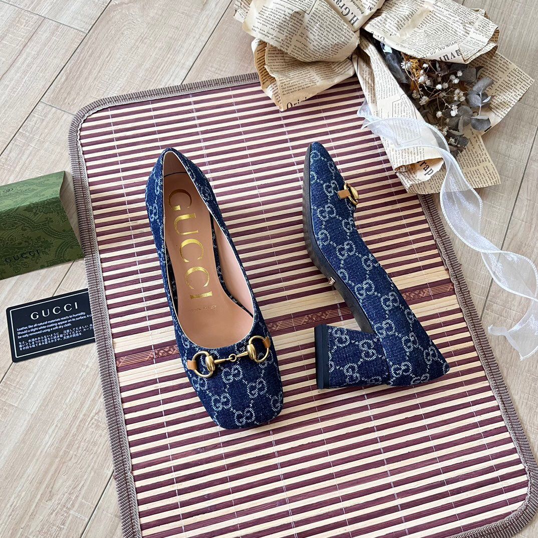 Gucci Horsebit Pump GG Canvas Azul .