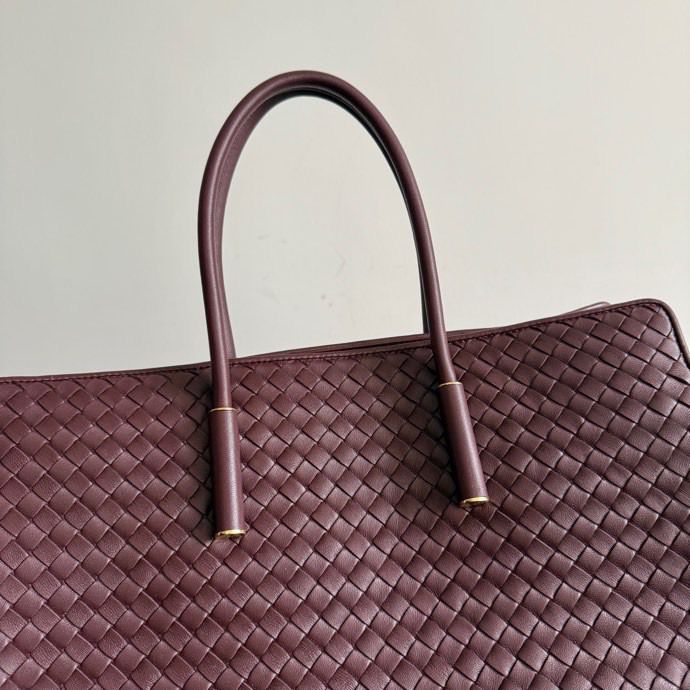 Bolsa Bottega Veneta Barbara Tote em Couro Bordô Estruturado .