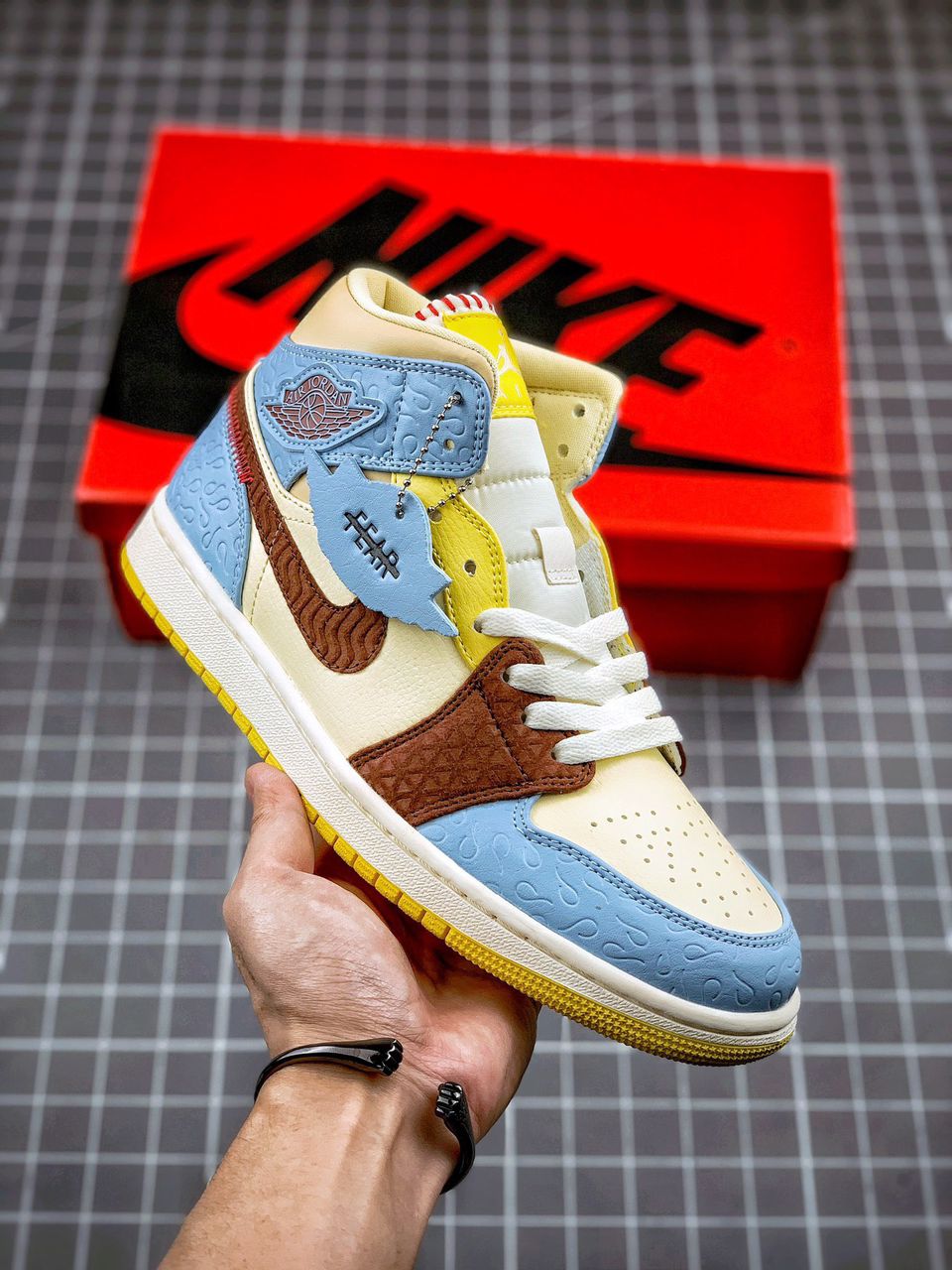 Nike Air Jordan 1 Mid SE Maison Château Rouge Couro Multicolor