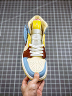 Nike Air Jordan 1 Mid SE Maison Château Rouge Couro Multicolor
