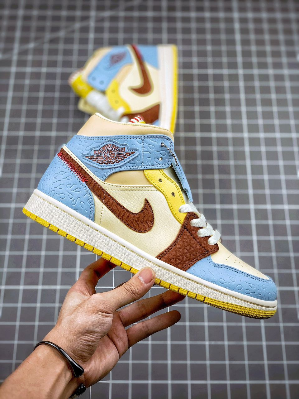 Nike Air Jordan 1 Mid SE Maison Château Rouge Couro Multicolor