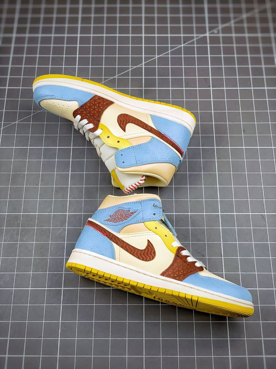 Nike Air Jordan 1 Mid SE Maison Château Rouge Couro Multicolor