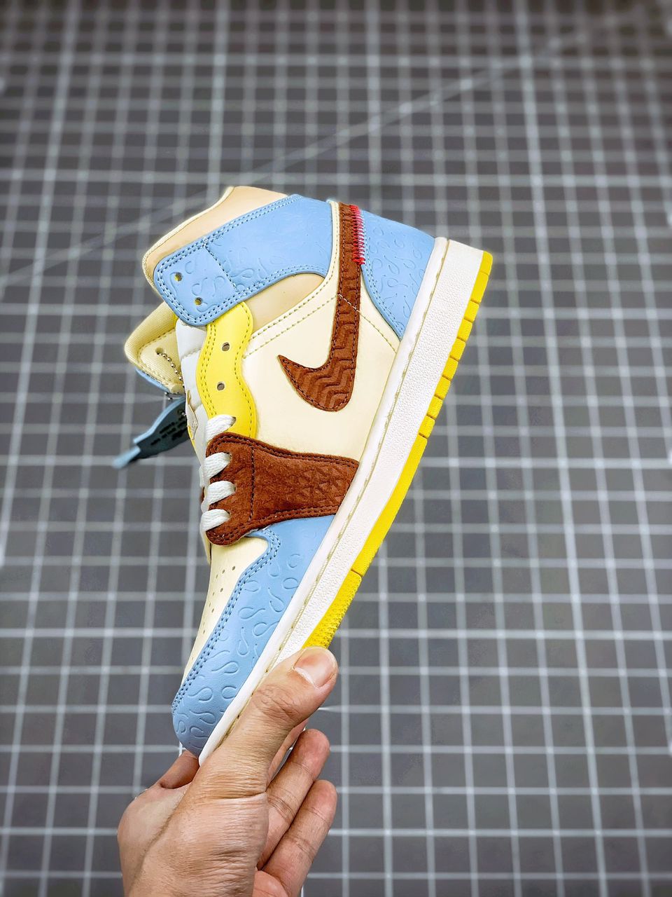 Nike Air Jordan 1 Mid SE Maison Château Rouge Couro Multicolor
