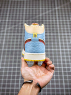Nike Air Jordan 1 Mid SE Maison Château Rouge Couro Multicolor