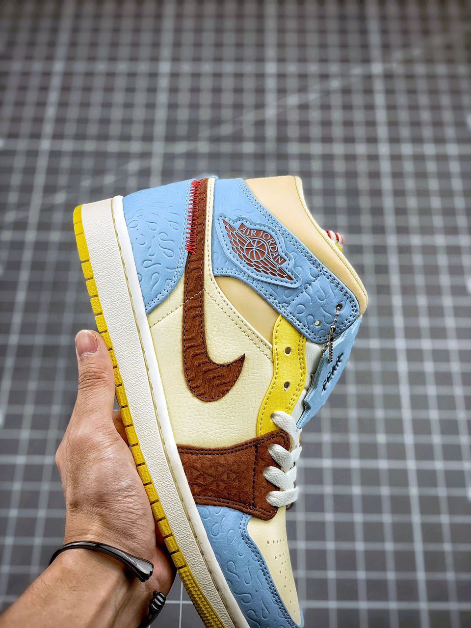 Nike Air Jordan 1 Mid SE Maison Château Rouge Couro Multicolor