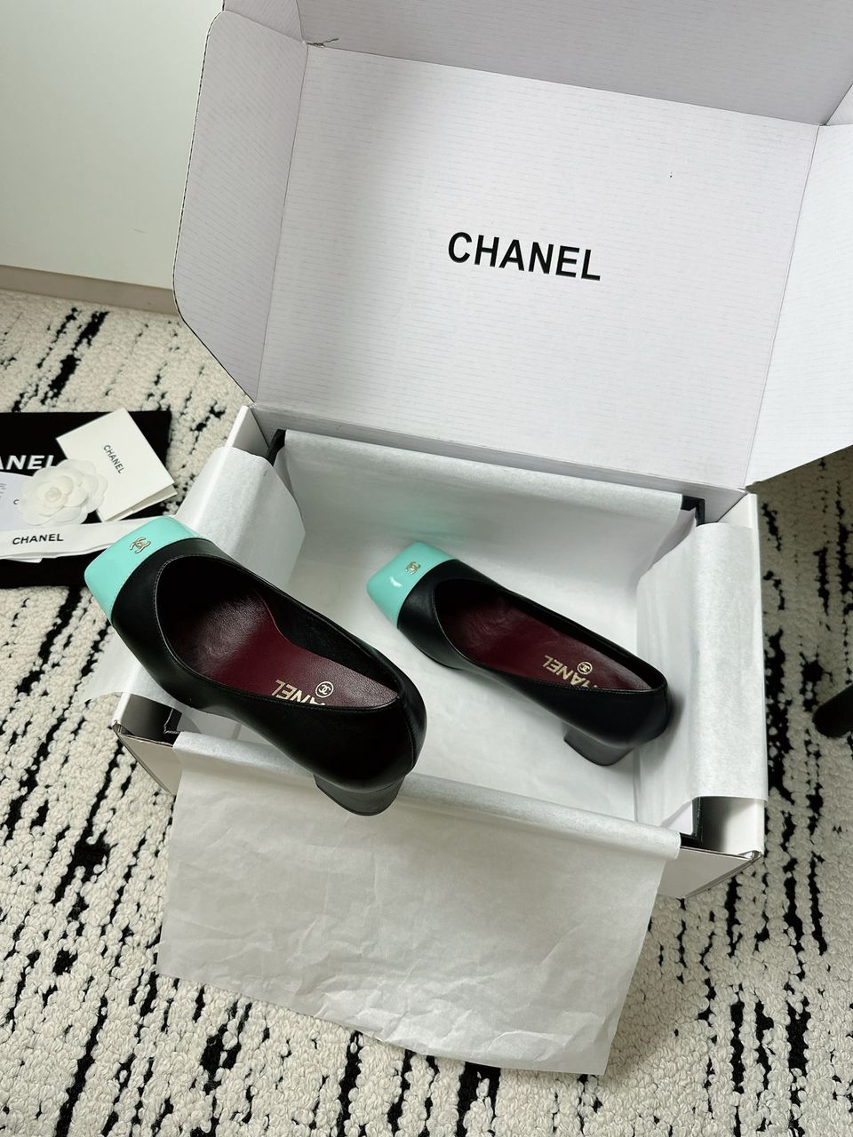 Chanel Cap-Toe Pump Preto e Verde Água