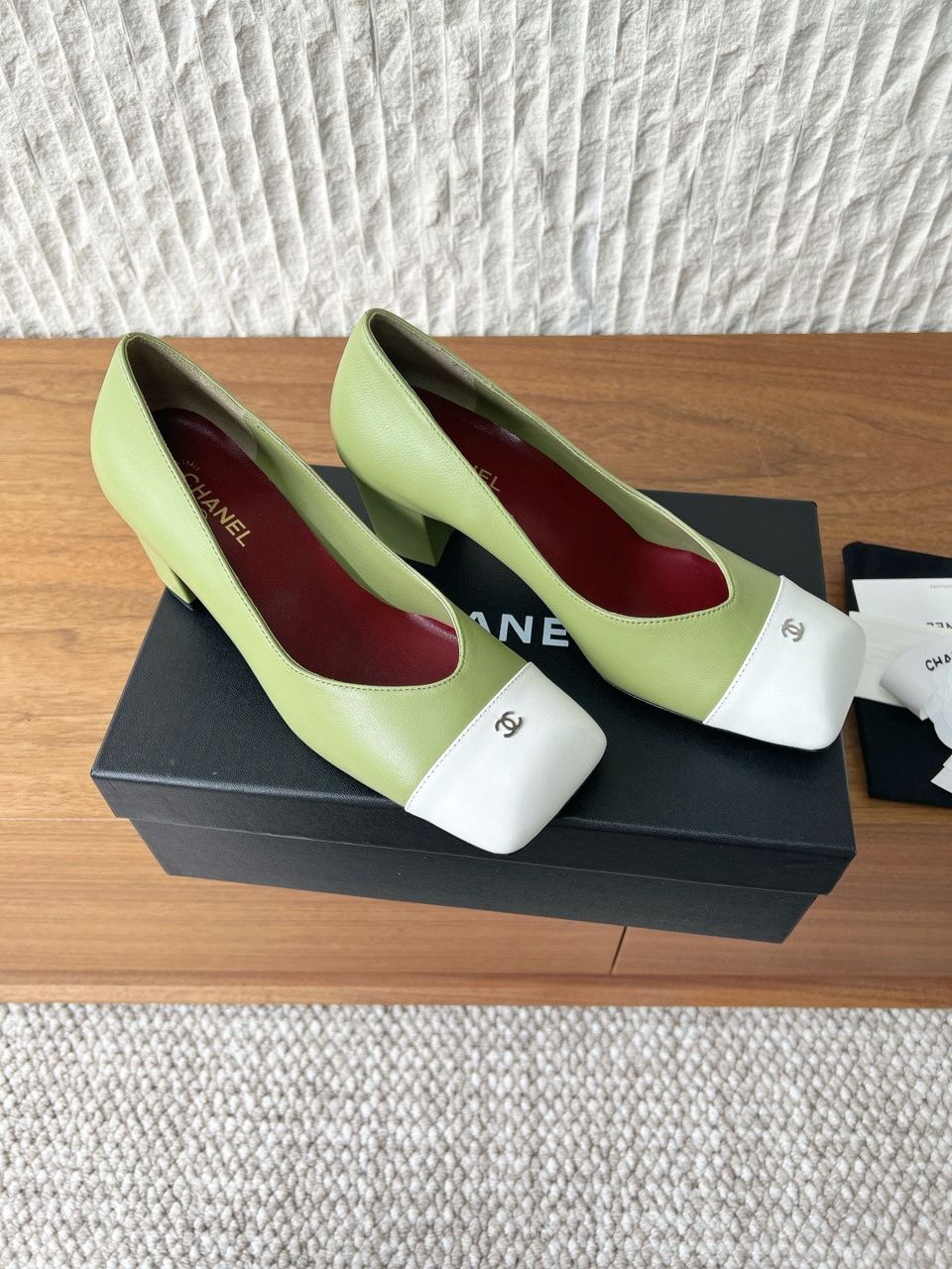 Chanel Cap-Toe Pump Verde e Branco. Salto 6,5 cm.