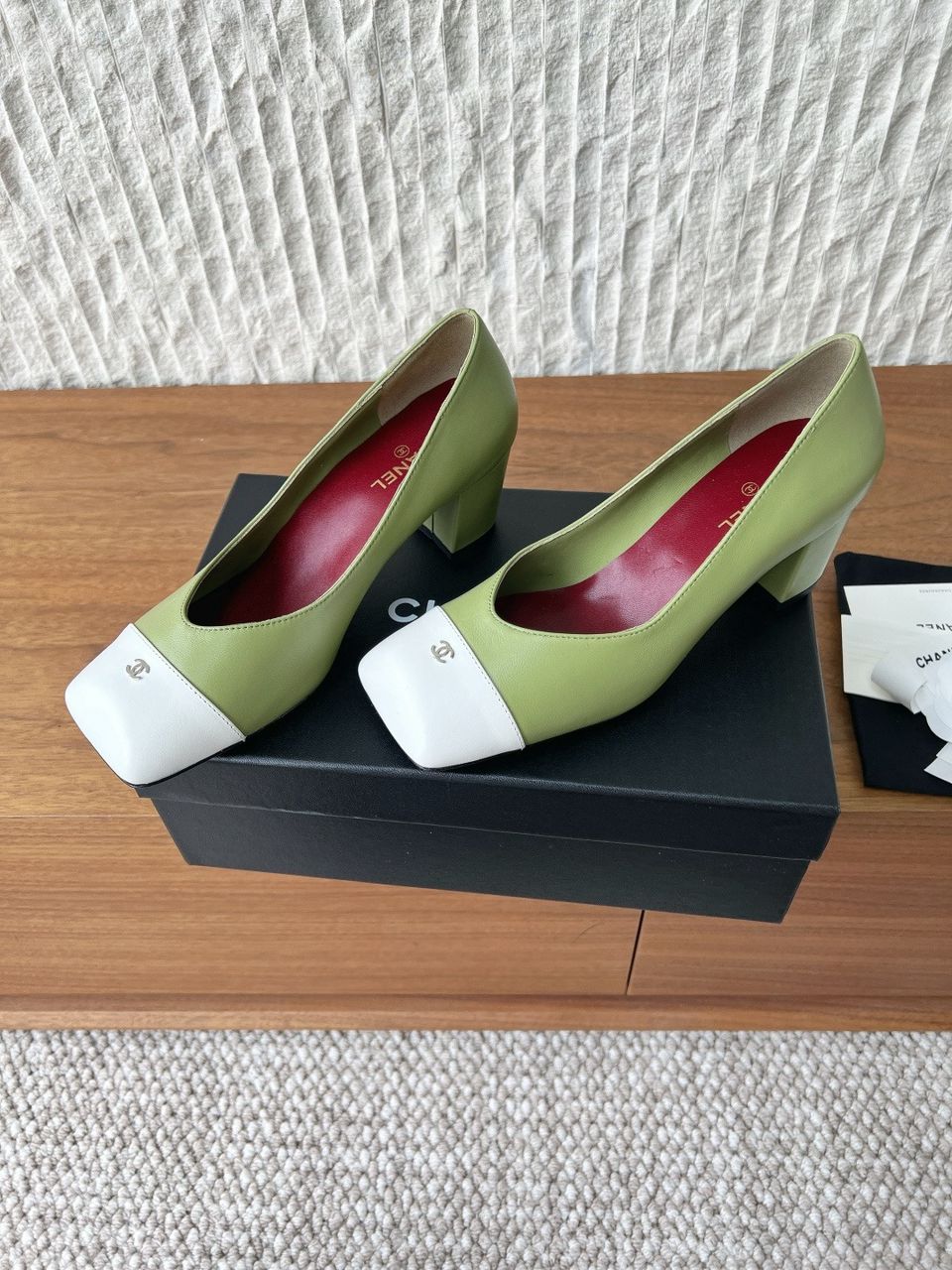 Chanel Cap-Toe Pump Verde e Branco. Salto 6,5 cm.