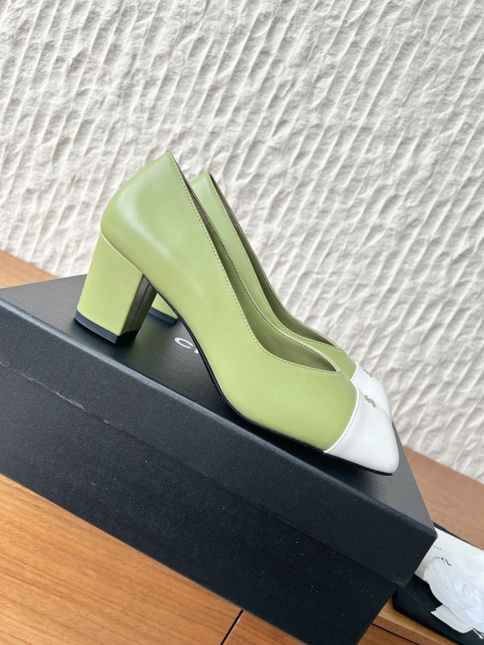 Chanel Cap-Toe Pump Verde e Branco. Salto 6,5 cm.