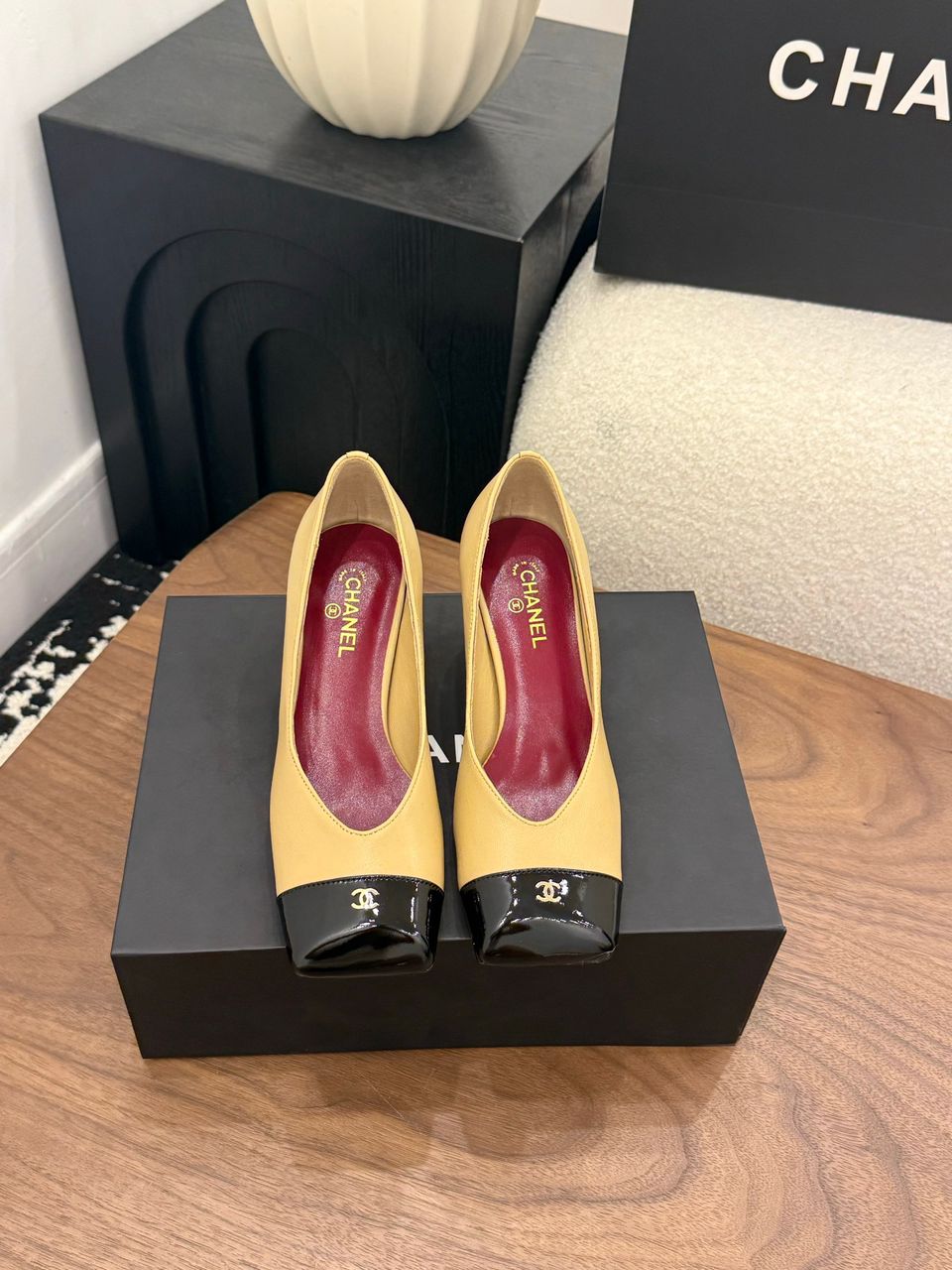 Chanel Cap-Toe Pump Amarelo e Preto. Salto 6,5 cm.