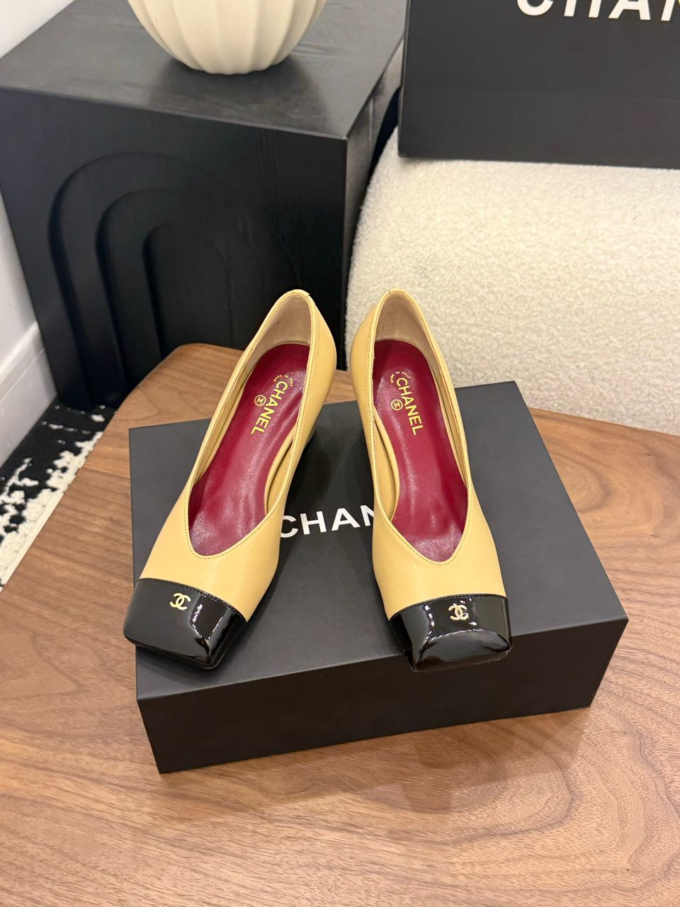 Chanel Cap-Toe Pump Amarelo e Preto. Salto 6,5 cm.