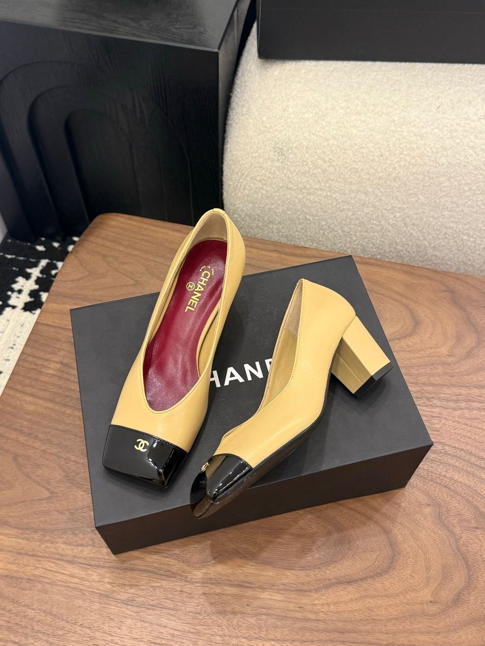 Chanel Cap-Toe Pump Amarelo e Preto. Salto 6,5 cm.