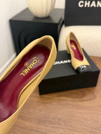 Chanel Cap-Toe Pump Amarelo e Preto. Salto 6,5 cm.