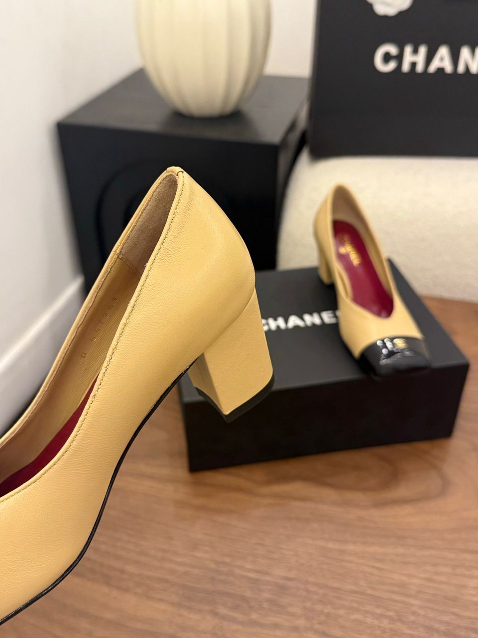Chanel Cap-Toe Pump Amarelo e Preto. Salto 6,5 cm.