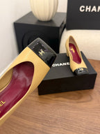 Chanel Cap-Toe Pump Amarelo e Preto. Salto 6,5 cm.