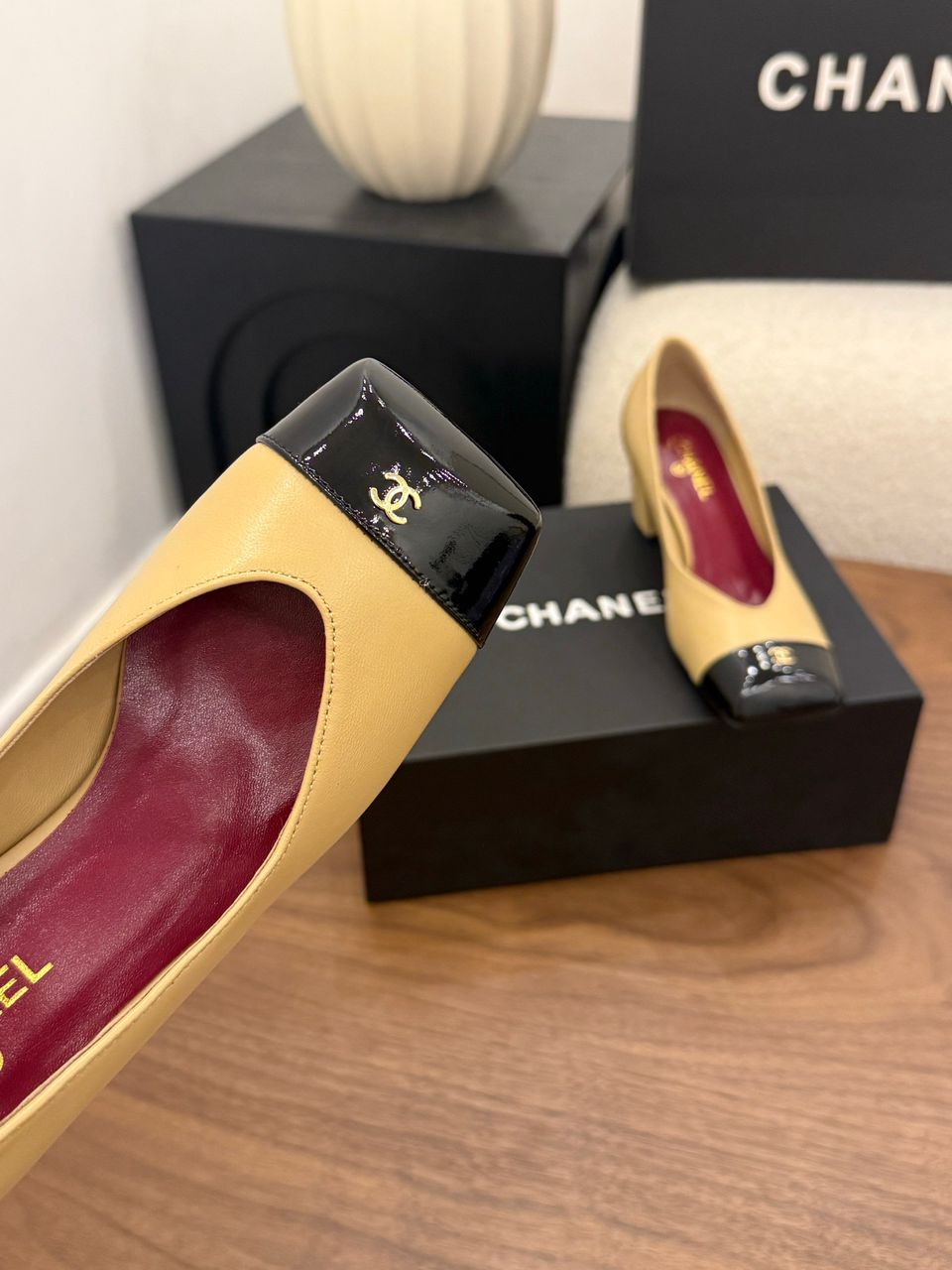 Chanel Cap-Toe Pump Amarelo e Preto. Salto 6,5 cm.
