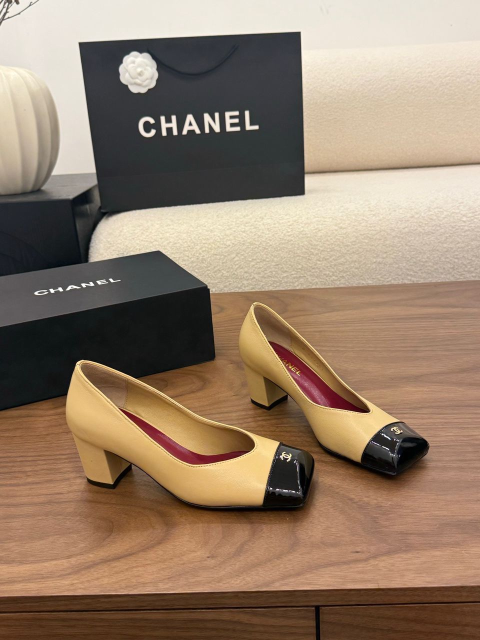 Chanel Cap-Toe Pump Amarelo e Preto. Salto 6,5 cm.