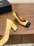 Chanel Cap-Toe Pump Amarelo e Preto. Salto 6,5 cm.