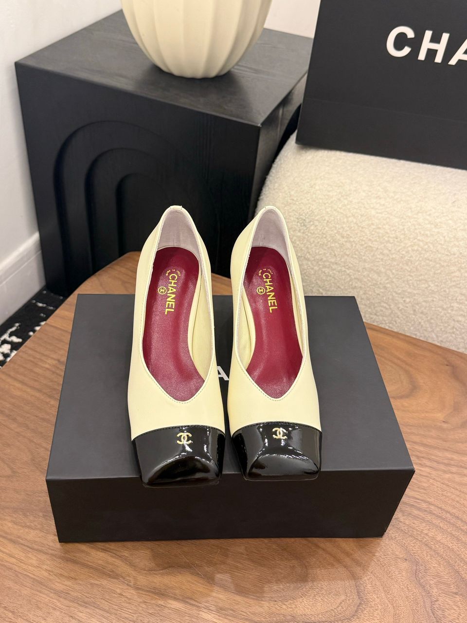 Chanel Cap-Toe Pump  Bege e Preto. Salto 6,5 cm.