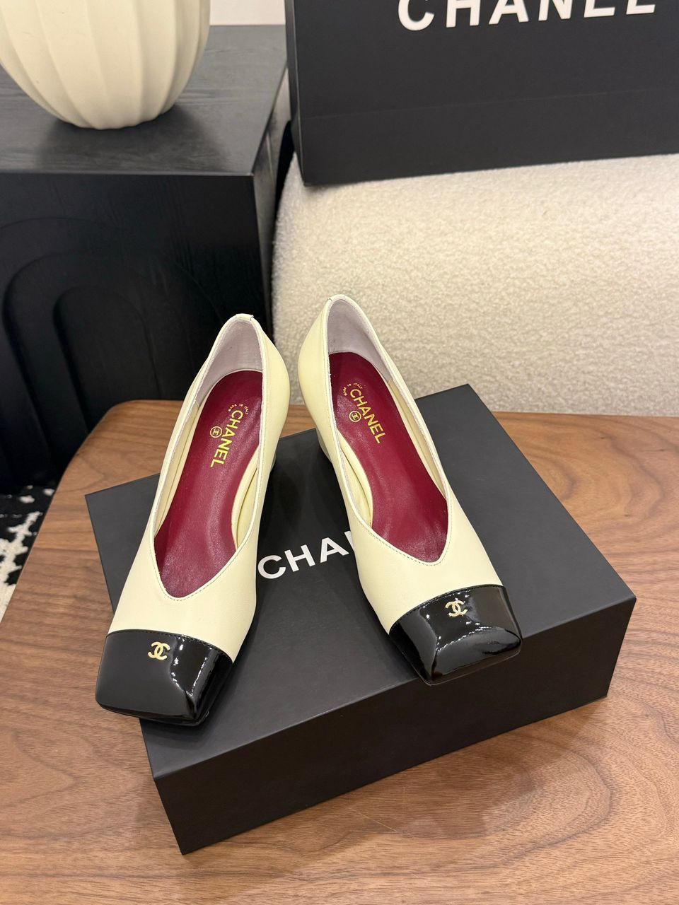 Chanel Cap-Toe Pump  Bege e Preto. Salto 6,5 cm.