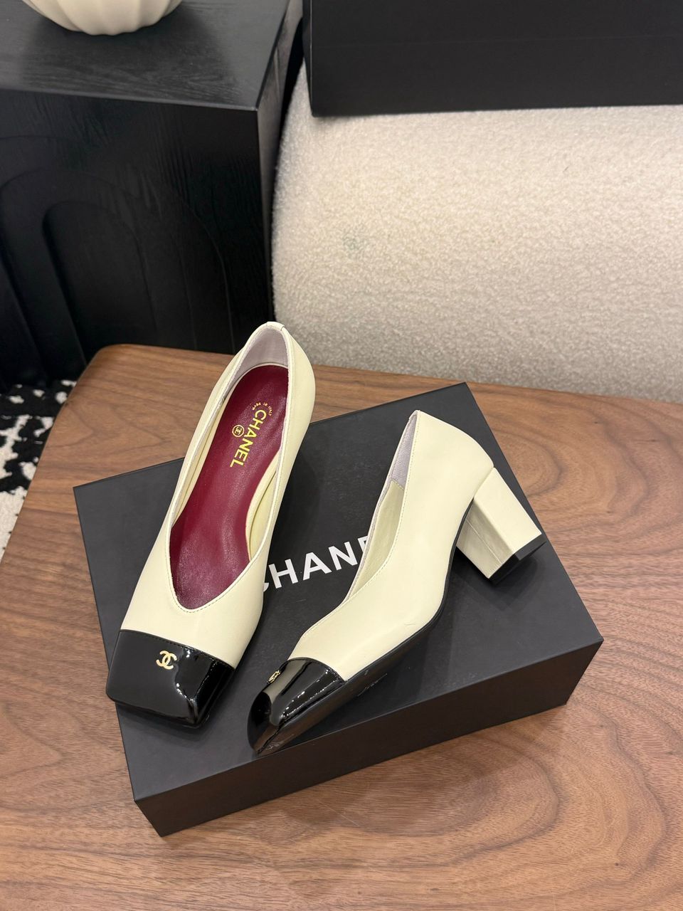Chanel Cap-Toe Pump  Bege e Preto. Salto 6,5 cm.