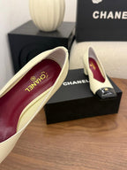 Chanel Cap-Toe Pump Off White e Preto. Salto 6,5 cm.