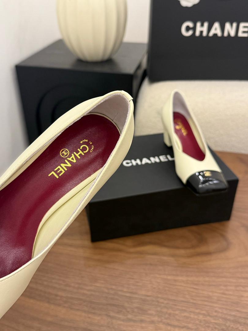 Chanel Cap-Toe Pump  Bege e Preto. Salto 6,5 cm.