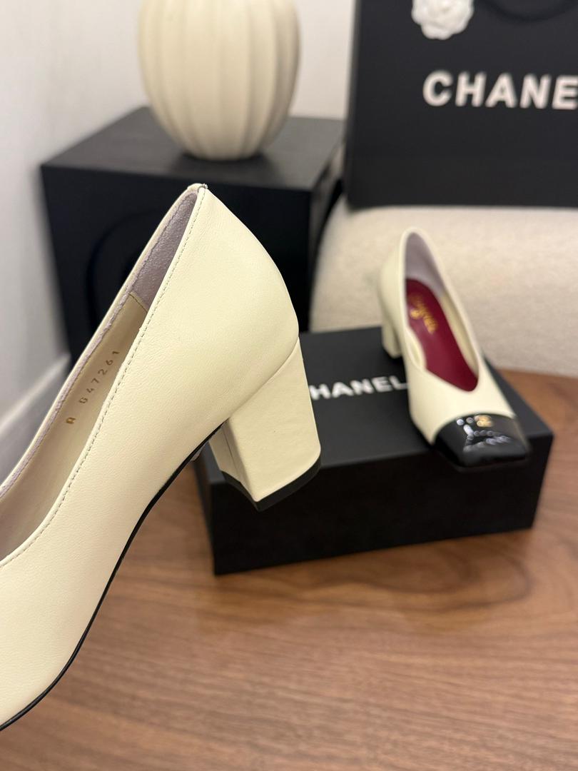 Chanel Cap-Toe Pump  Bege e Preto. Salto 6,5 cm.