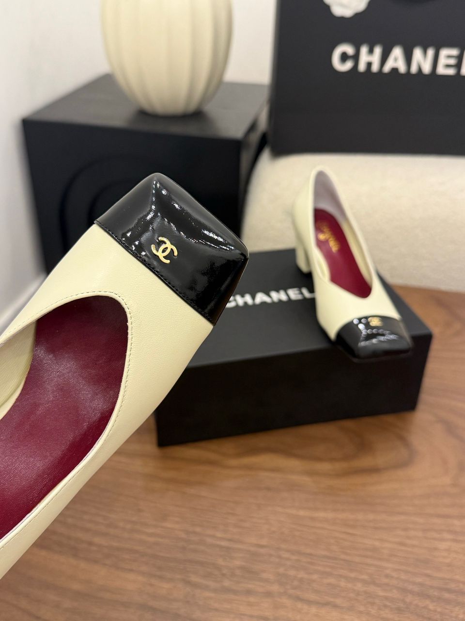Chanel Cap-Toe Pump  Bege e Preto. Salto 6,5 cm.