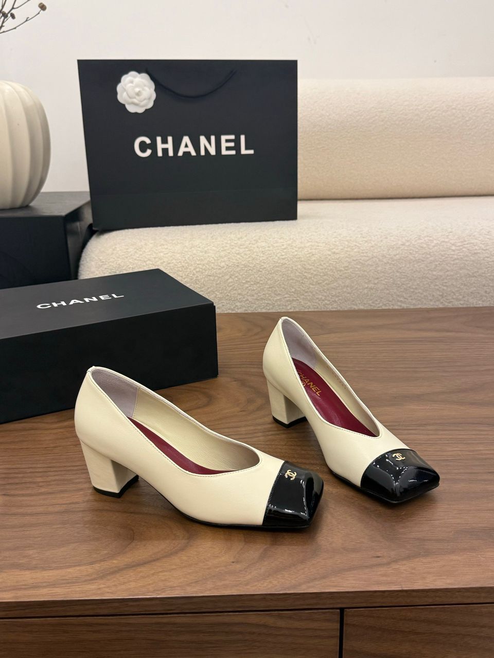 Chanel Cap-Toe Pump  Bege e Preto. Salto 6,5 cm.
