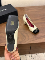 Chanel Cap-Toe Pump Off White e Preto. Salto 6,5 cm.